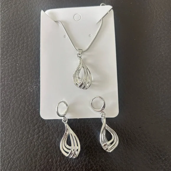 Elegant Necklace and Earring Jewelry Set - Picture 4 of 4